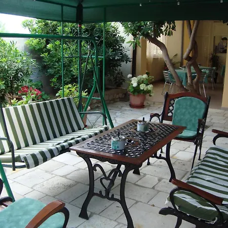 Quadruple Pag 11487b Guest house