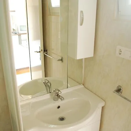 Quadruple Pag 11487b 3* Pag Town